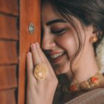 Nikki Galrani Instagram - Ellavarkkum Hridayam Niranja Onashamsakal 💖🌸 #HappyOnam Outfit by @t.and.msignature Jewellery by @m.o.dsignature Styling by @joe_elize_joy MUA by @jaan_moni_das Shot by @_harikumar._ Concept & Creative Direction by @t.and.msignature Location : @oldlighthousebristow