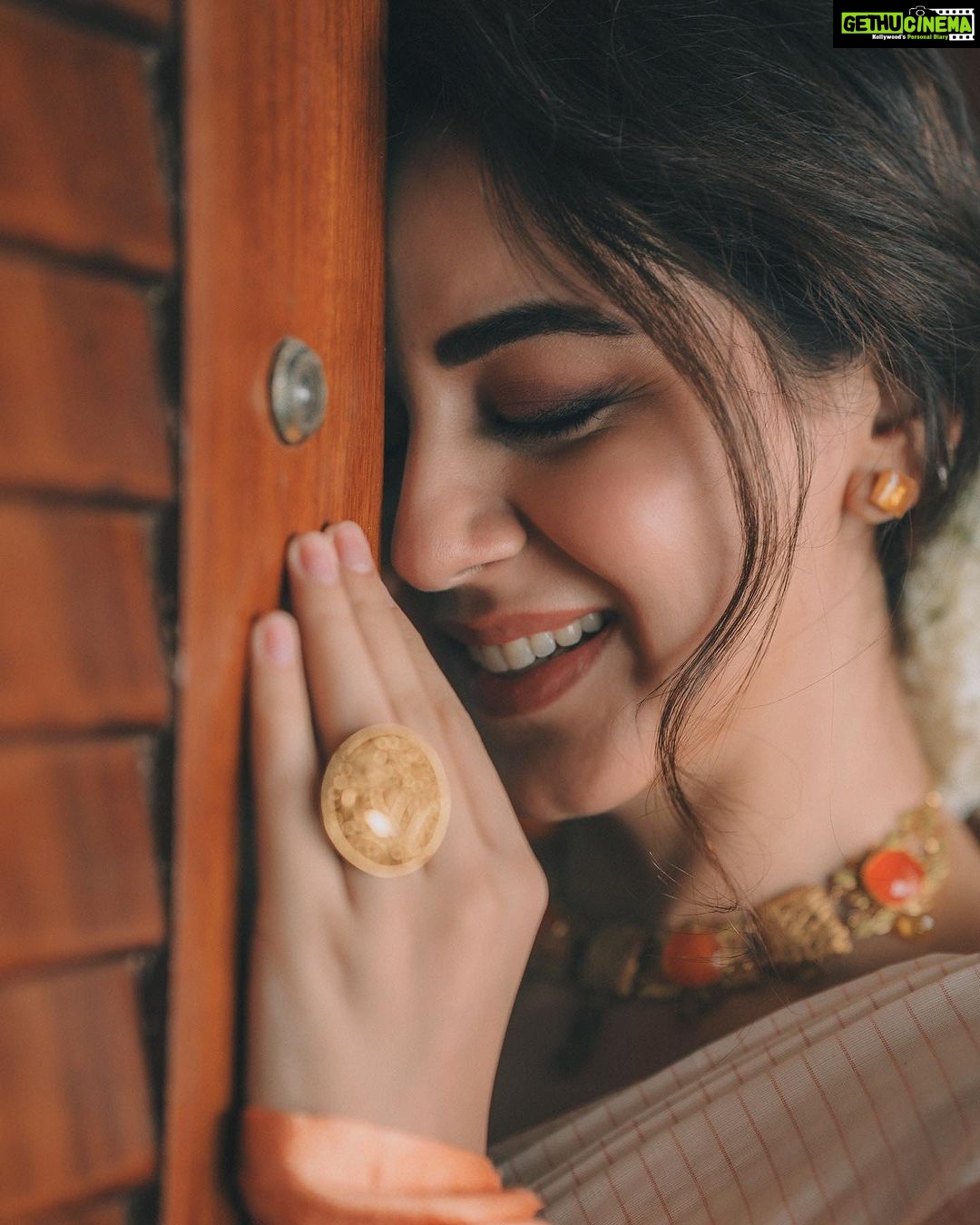 Nikki Galrani - 242.7K Likes - Ellavarkkum Hridayam Niranja Onashamsakal 💖🌸
#HappyOnam
Outfit by @t.and.msignature
Jewellery by @m.o.dsignature
Styling by @joe_elize_joy
MUA by @jaan_moni_das
Shot by @_harikumar._
Concept & Creative Direction by @t.and.msignature
Location : @oldlighthousebristow