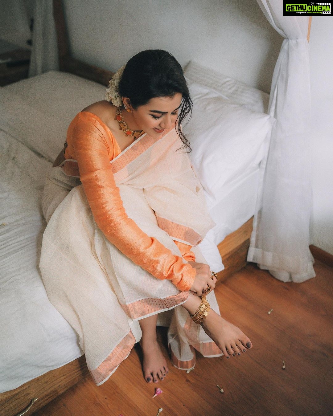 Nikki Galrani - 242.7K Likes - Ellavarkkum Hridayam Niranja Onashamsakal 💖🌸
#HappyOnam
Outfit by @t.and.msignature
Jewellery by @m.o.dsignature
Styling by @joe_elize_joy
MUA by @jaan_moni_das
Shot by @_harikumar._
Concept & Creative Direction by @t.and.msignature
Location : @oldlighthousebristow