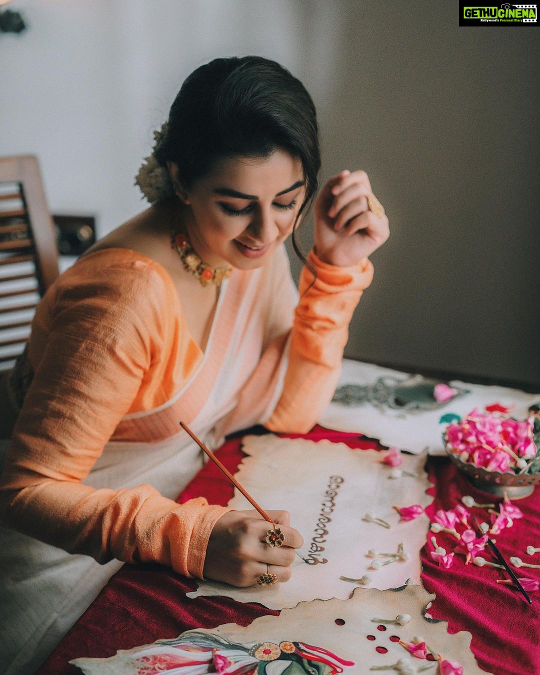 Nikki Galrani - 242.7K Likes - Ellavarkkum Hridayam Niranja Onashamsakal 💖🌸
#HappyOnam
Outfit by @t.and.msignature
Jewellery by @m.o.dsignature
Styling by @joe_elize_joy
MUA by @jaan_moni_das
Shot by @_harikumar._
Concept & Creative Direction by @t.and.msignature
Location : @oldlighthousebristow
