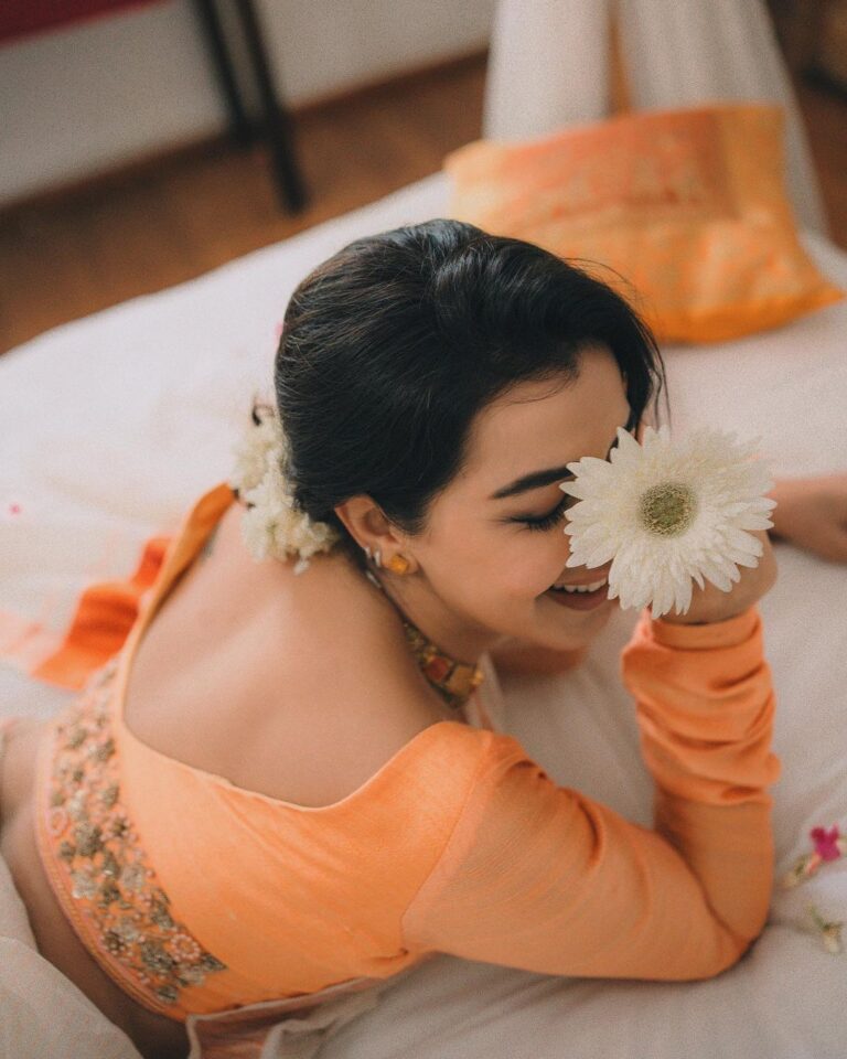 Nikki Galrani Instagram - #Onam is here 🌸 Outfit by @t.and.msignature Jewellery by @m.o.dsignature Styling by @joe_elize_joy MUA by @jaan_moni_das Shot by @_harikumar._ Concept & Creative Direction by @t.and.msignature Location : @oldlighthousebristow