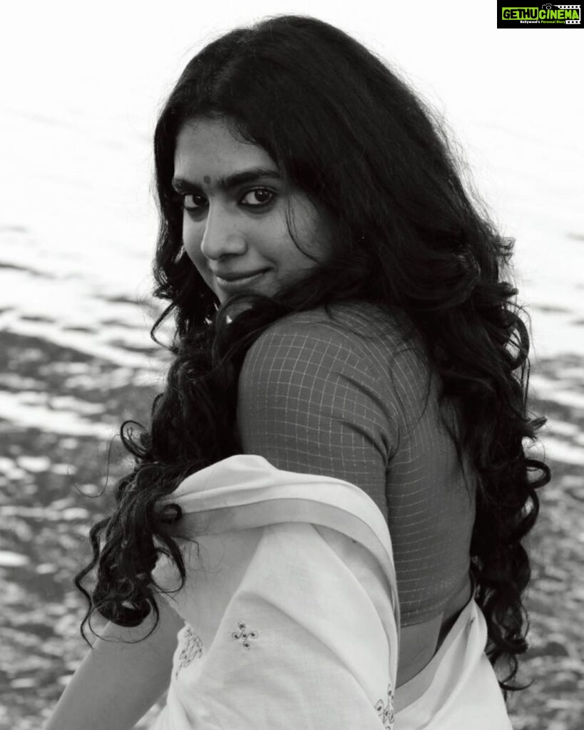 Nimisha Sajayan Instagram - आपकी आँखों में कुछ महके हुए से राज़ हैं आपसे भी खूबसूरत आपके अंदाज़ हैं ❤