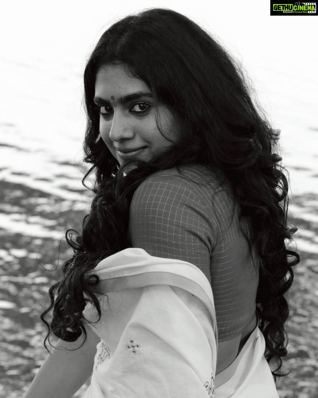Nimisha Sajayan Instagram - आपकी आँखों में कुछ महके हुए से राज़ हैं आपसे भी खूबसूरत आपके अंदाज़ हैं ❤️