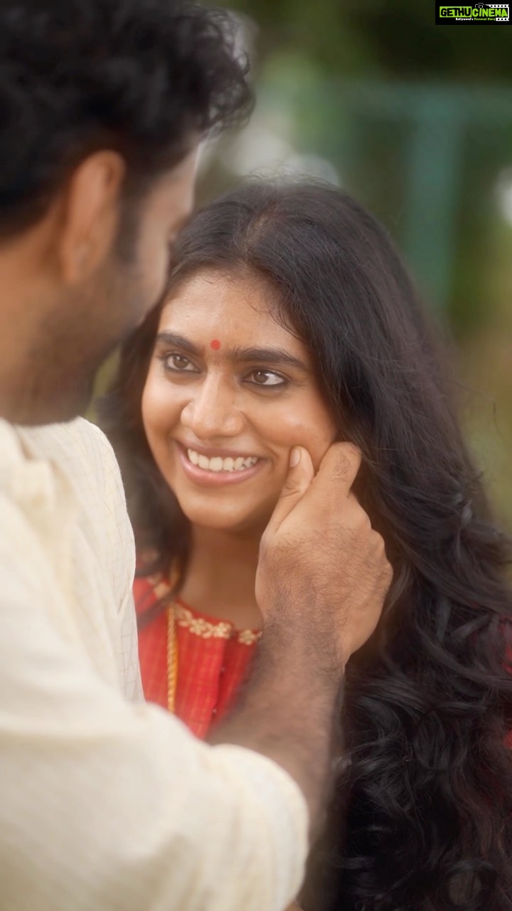 Nimisha Sajayan - 90.6K Likes - Unveiling ‘SWEET NOTHINGS’
Shot for @pranaahbypoornimaindrajith
An ode to new love and the whirlwind of emotions a new relationship entails.
To new beginnings 🤍
Featuring @Nimishasajayan as Charulatha and @sanju_sanichen as Raghu.
Conceptualised by @poornimaindrajith
Shot by @grapherme
Campaign Direction by @meriannak at @labfour13
Post edit by @expectczarcasm
Photographed by @jaisonmadany
HMU: @sujani_suresh.mua
Assisted by : @rachna.tom and team Pranaah @_.namithanarayan._ @daisyfatim @rugmas_art @_drishya__ammu_ @24161ammup
#pranaahonam #onam2023