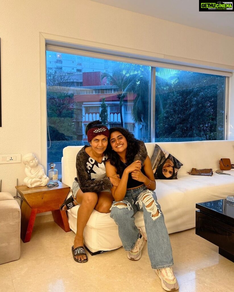 Nimisha Sajayan Instagram - A long awaited reunion.❤✨ @sejtherage Juhu, Maharashtra, India