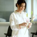 Nisha Agarwal Instagram - My Monday Ritual.. I love the energy of fresh flowers around the house ❤️ What is it that you consider a ritual, just simply? #mondaymorning #flowers #brightenyourday #freshflowers #flowerenergy Wearing : @sheetalbatra Earrings: @jewellerybydivyachugh @spiffypublicrelations