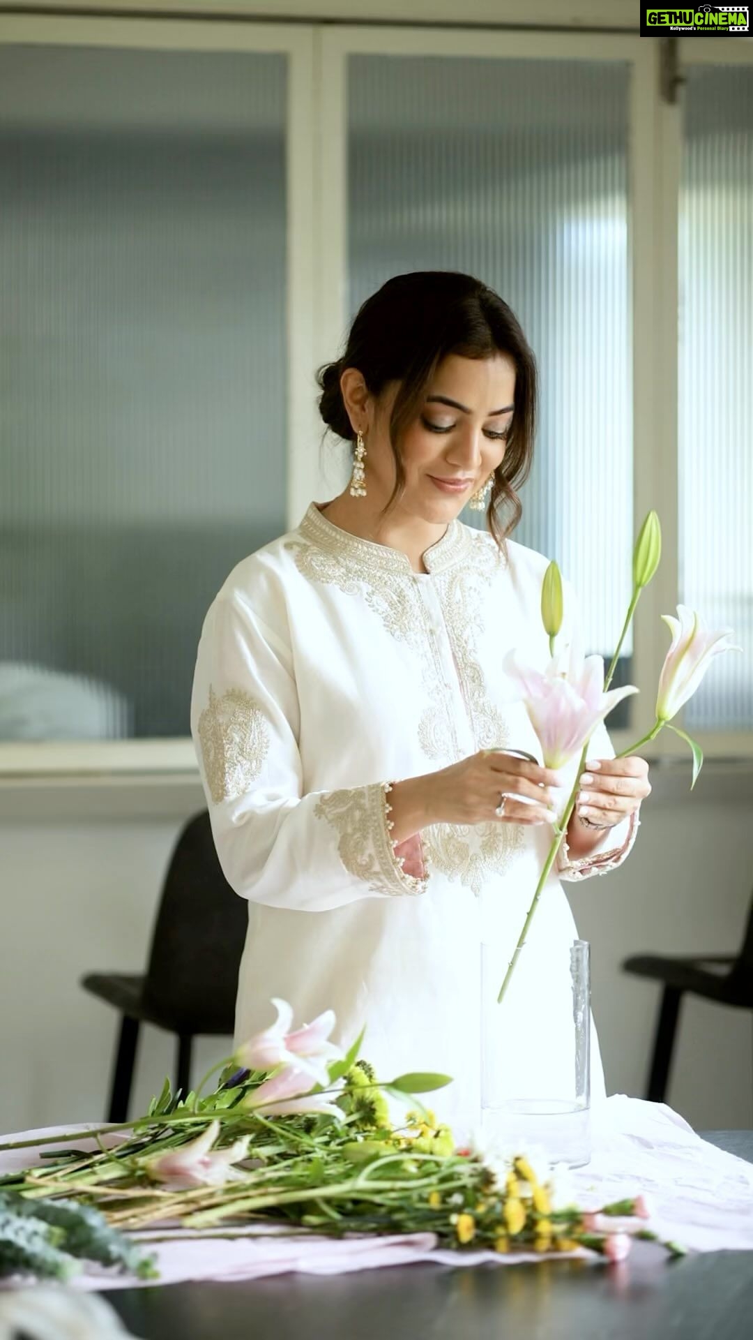 Nisha Agarwal Instagram - My Monday Ritual.. I love the energy of fresh flowers around the house ❤️ What is it that you consider a ritual, just simply? #mondaymorning #flowers #brightenyourday #freshflowers #flowerenergy Wearing : @sheetalbatra Earrings: @jewellerybydivyachugh @spiffypublicrelations