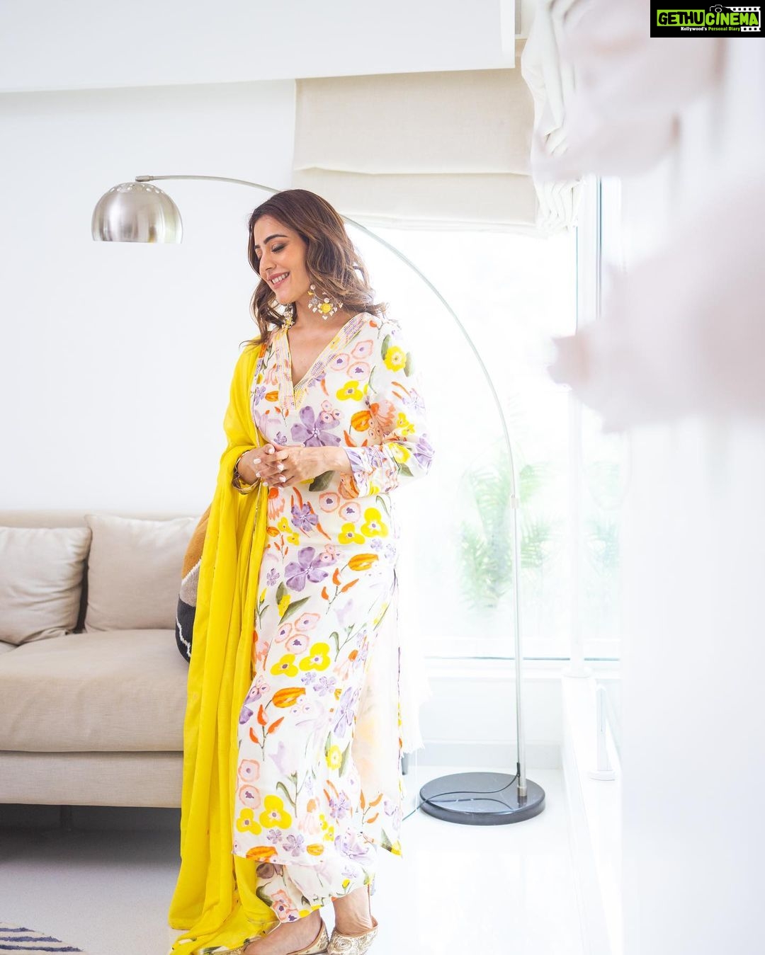 Nisha Agarwal Instagram - It's a Desi Pinterest Summer vibe βοΈ πΏπΈπ»π»π» Wearing: @theburntsoul Jewels: @illuminate_shine_everyday MUA : @khush.mua Hair : @pallavigadade #indianfestive #festiveindianwear
