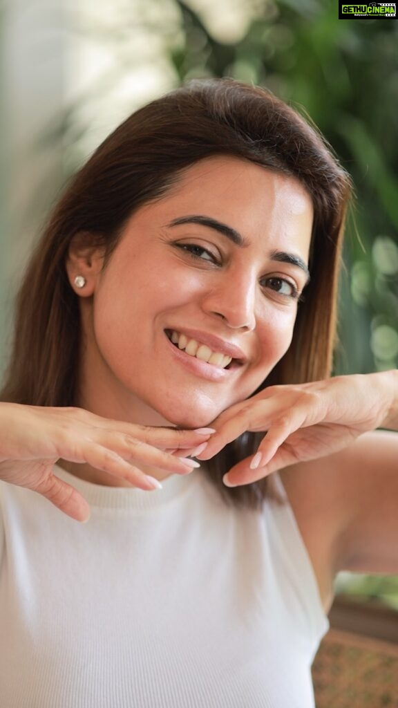 Nisha Agarwal Instagram - Ceramides and hydration are the theme for every season when it comes to skincare for me. Absolutely loving the results after using the @dotandkey.skincare barrier repair face cream packed with five essential ceramides to protect your skin barrier, is lightweight and nonsticky. Hello Hydrated skin 💙 Code- NISHA15 #dotandkey #ad