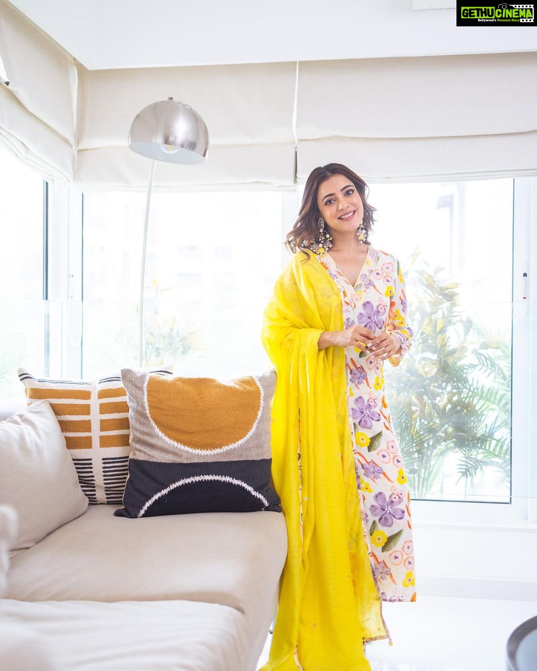 Nisha Agarwal Instagram - It's a Desi Pinterest Summer vibe βοΈ πΏπΈπ»π»π» Wearing: @theburntsoul Jewels: @illuminate_shine_everyday MUA : @khush.mua Hair : @pallavigadade #indianfestive #festiveindianwear