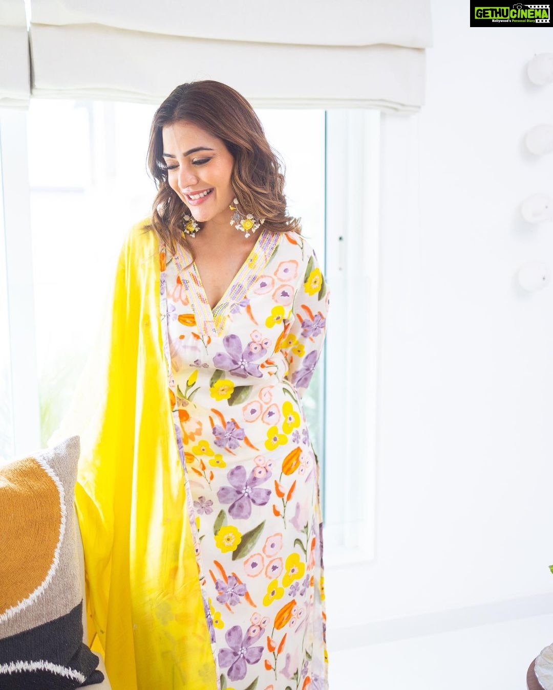 Nisha Agarwal Instagram - It's a Desi Pinterest Summer vibe βοΈ πΏπΈπ»π»π» Wearing: @theburntsoul Jewels: @illuminate_shine_everyday MUA : @khush.mua Hair : @pallavigadade #indianfestive #festiveindianwear