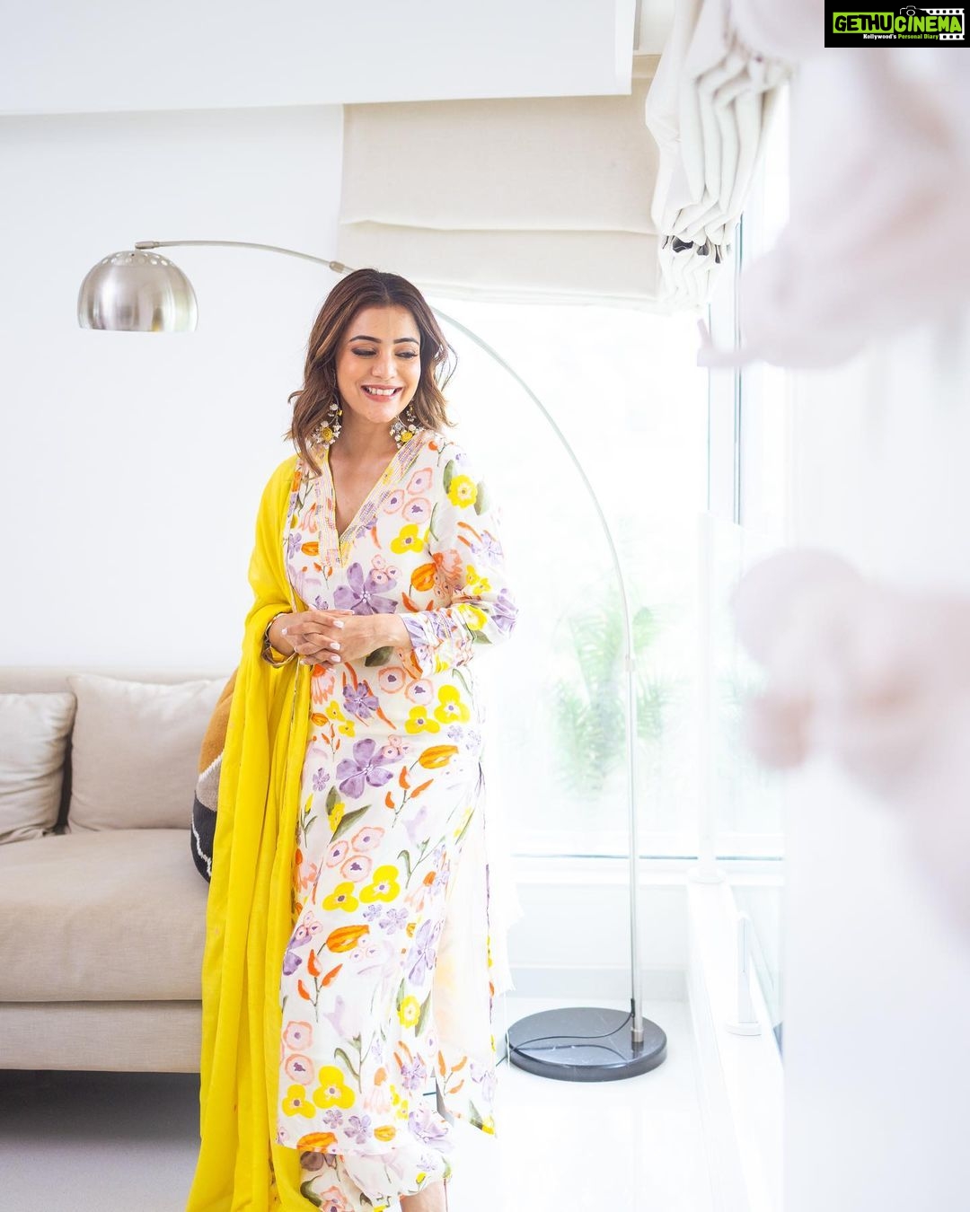 Nisha Agarwal Instagram - It's a Desi Pinterest Summer vibe βοΈ πΏπΈπ»π»π» Wearing: @theburntsoul Jewels: @illuminate_shine_everyday MUA : @khush.mua Hair : @pallavigadade #indianfestive #festiveindianwear