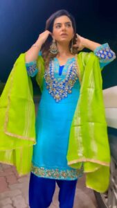 Nisha Bano Instagram - 🫶🏻🌸 

#nishabano #desiqueen #punjabisuit #suit #instareel 
Suit by @guntazsilkstore
