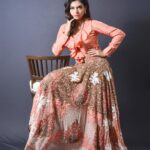 Nisha Bano Instagram - ਤੈਨੂੰ ਦੇਖਣ ਦਾ ਜਨੂੰਨ ਹੋਰ ਵੀ ਗਹਿਰਾ ਹੁੰਦਾ ਹੈ, ਜਦ ਤੇਰੇ ਚਿਹਰੇ ਤੇ ਜ਼ੁਲਫ਼ਾਂ ਦਾ ਪਹਿਰਾ ਹੁੰਦਾ ਹੈ 🥰🥰 Outfit by @sehgalkiran Makeup by @makeupbyparneetgrewal Photoshoot by @vickusinghmagical #nishabano ❤️❤️❤️