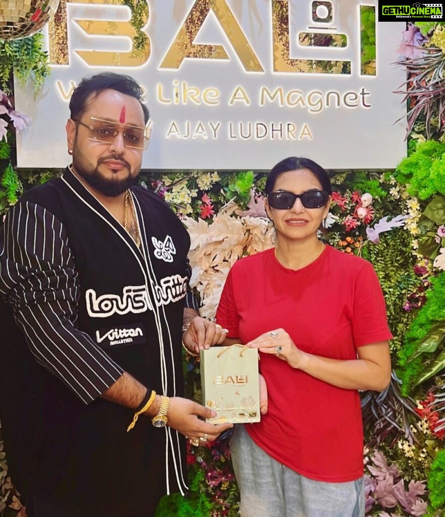 Nisha Bano Instagram - Bali fragrance is now in celebrity hand @nishabano 🌹 Hurry up to enhance your positive power #bali #fragrance #ajayludhrastrologer #ajayludhra