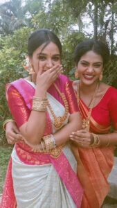 Nisha Ravikrishnan Instagram - Tumba aase inda madiro transition reel 🙈
#ourfirstevertry 

#anvisha 🧿
#nimmnisharkn 
🖤🤍