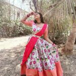 Nisha Ravikrishnan Instagram - Flowers bloom like love (⁠◕⁠ᴗ⁠◕⁠✿⁠) 🌷 ಯುಗಾದಿ ಹಬ್ಬದ ಶುಭಾಶಯಗಳು 🥰 Outfit: @ishii_needles #nimmanisharkn 🖤🤍