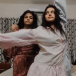 Nisha Ravikrishnan Instagram - When you take time on new year night to do a reel this what happens 🥴👻 Pov : after 12 effects 😂 #gubbimaa #cocomaa #anvisha Wednesday in wednesday mood 🤌🏻 #nimmanisharkn 🖤🤍