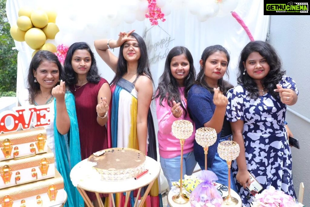 Nisha Ravikrishnan Instagram - Just wanted to thank 👭👭🧑‍🤝‍🧑🧑‍🤝‍🧑💓 from the bottom of my heart for all the birthday wishes. I am speechless and I love you guys so much 🫶 I couldn't have had a better birthday & I can't believe I have so many beautiful, kindhearted people in my life, who cares for me the way they do. Greatest gift I could ever get🥲. I am truly blessed to have so many reach out with birthday wishes. Thank you all for being part of my day and making it so special 🤗 I am so lucky and happiiii and thankful 💃💃 #nimmanisharkn 🖤🤍