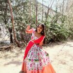 Nisha Ravikrishnan Instagram - Flowers bloom like love (⁠◕⁠ᴗ⁠◕⁠✿⁠) 🌷 ಯುಗಾದಿ ಹಬ್ಬದ ಶುಭಾಶಯಗಳು 🥰 Outfit: @ishii_needles #nimmanisharkn 🖤🤍