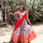 Nisha Ravikrishnan Instagram - Flowers bloom like love (⁠◕⁠ᴗ⁠◕⁠✿⁠) 🌷 ಯುಗಾದಿ ಹಬ್ಬದ ಶುಭಾಶಯಗಳು 🥰 Outfit: @ishii_needles #nimmanisharkn 🖤🤍