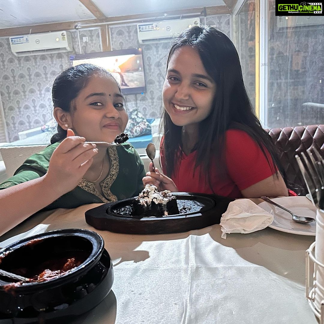 Nisha Ravikrishnan Instagram - Nights like this with @nisha_milanaa @usharavikrishnan and Amma πΈβ₯οΈ π-@clouddining #meghanasunil #feature #foryou #explorepage #sisters #dinnerdate #hadfun #trending #nishamilana #instagram #insatgood #instamood #lifestyle #love