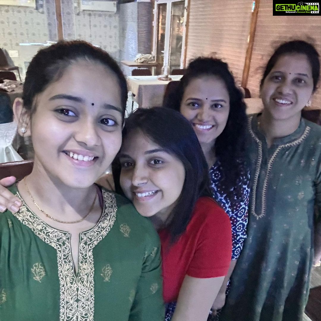 Nisha Ravikrishnan Instagram - Nights like this with @nisha_milanaa @usharavikrishnan and Amma πΈβ₯οΈ π-@clouddining #meghanasunil #feature #foryou #explorepage #sisters #dinnerdate #hadfun #trending #nishamilana #instagram #insatgood #instamood #lifestyle #love