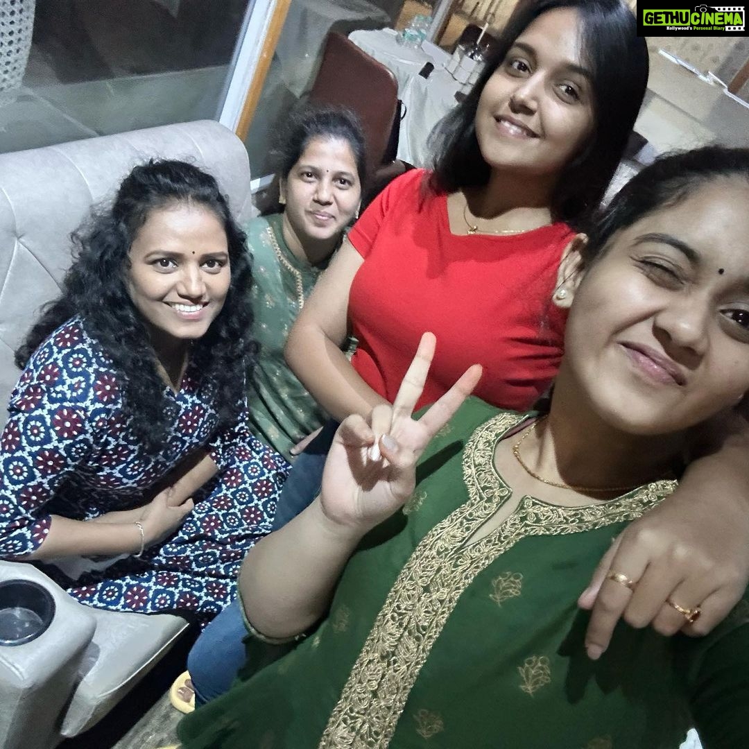 Nisha Ravikrishnan Instagram - Nights like this with @nisha_milanaa @usharavikrishnan and Amma πΈβ₯οΈ π-@clouddining #meghanasunil #feature #foryou #explorepage #sisters #dinnerdate #hadfun #trending #nishamilana #instagram #insatgood #instamood #lifestyle #love