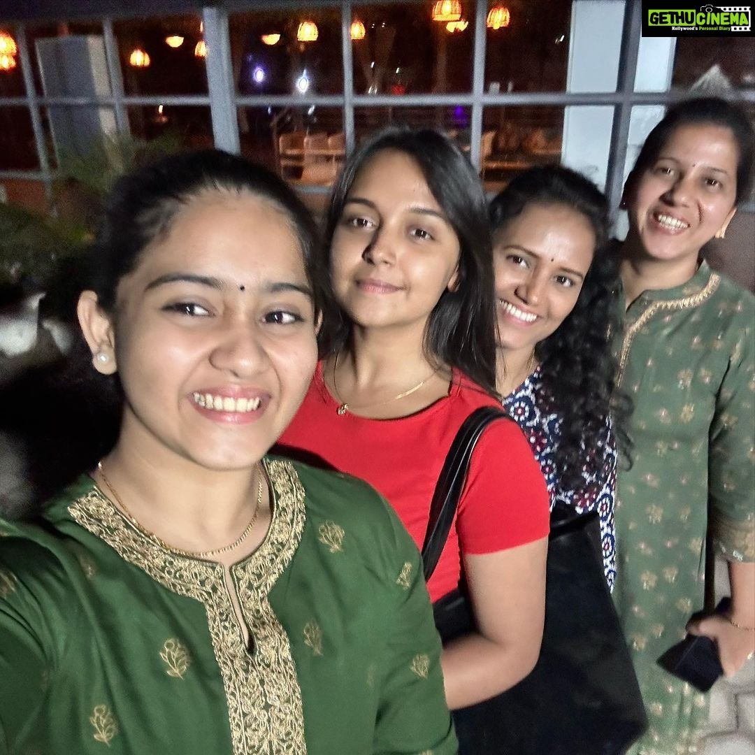 Nisha Ravikrishnan Instagram - Nights like this with @nisha_milanaa @usharavikrishnan and Amma πΈβ₯οΈ π-@clouddining #meghanasunil #feature #foryou #explorepage #sisters #dinnerdate #hadfun #trending #nishamilana #instagram #insatgood #instamood #lifestyle #love
