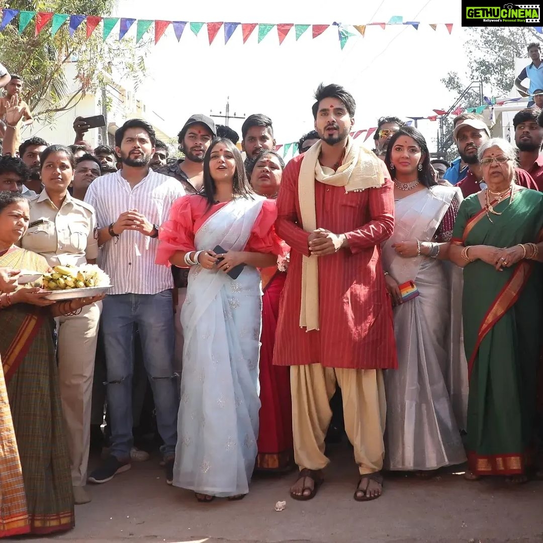 Nisha Ravikrishnan Instagram - Thank you so much! Everyone for supporting team Gattimela fr 4years . It wouldn't be possible for us to complete 1000episodes,many memories and still counting!🧿❤️ ಮಕರ ಸಂಕ್ರಾಂತಿ ಹಬ್ಬದ ಶುಭಾಶಯಗಳು 🌸 Outfit : @ayra_designer.__studio #nimmanisharkn 🖤🤍
