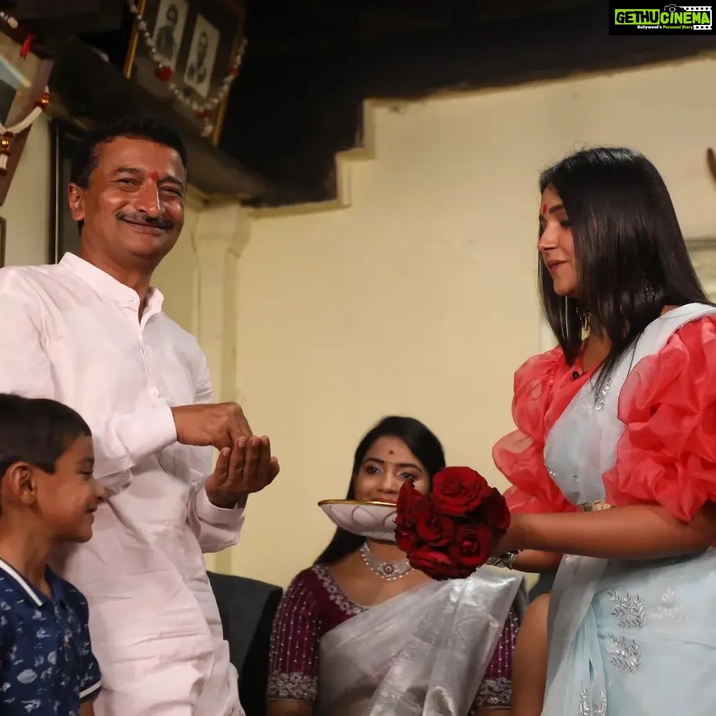 Nisha Ravikrishnan Instagram - Thank you so much! Everyone for supporting team Gattimela fr 4years . It wouldn't be possible for us to complete 1000episodes,many memories and still counting!🧿❤️ ಮಕರ ಸಂಕ್ರಾಂತಿ ಹಬ್ಬದ ಶುಭಾಶಯಗಳು 🌸 Outfit : @ayra_designer.__studio #nimmanisharkn 🖤🤍