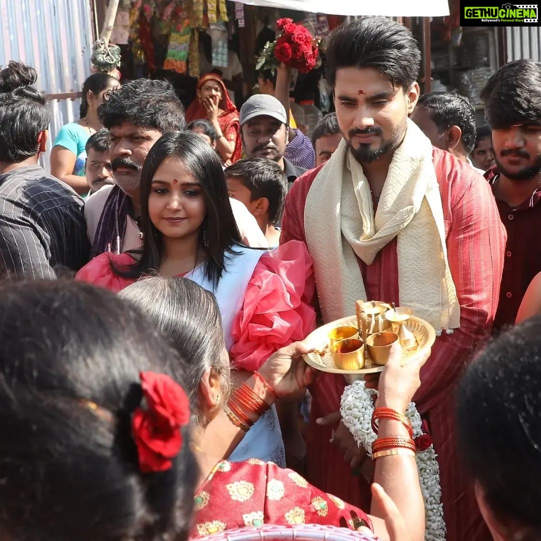 Nisha Ravikrishnan Instagram - Thank you so much! Everyone for supporting team Gattimela fr 4years . It wouldn't be possible for us to complete 1000episodes,many memories and still counting!🧿❤️ ಮಕರ ಸಂಕ್ರಾಂತಿ ಹಬ್ಬದ ಶುಭಾಶಯಗಳು 🌸 Outfit : @ayra_designer.__studio #nimmanisharkn 🖤🤍