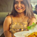 Nisha Ravikrishnan Instagram - Camera crumbs 📷 #bee🐝boo🧸 #nimmanisharkn 🖤🤍
