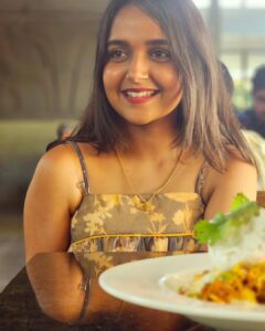 Nisha Ravikrishnan Instagram - Camera crumbs 📷 

#bee🐝boo🧸 
#nimmanisharkn 
🖤🤍