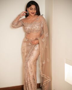 Nishvika Naidu Instagram - ✨Golden girl ✨
.
.
.
.
.
.

Styled by - @label_divya_samal 
Outfit - @label_divya_samal 
Jewellery - @chaya_jewellery 
Make up - @makeupbyabhilasha 
Hair - @harshasingh512 
Photographed - @theanandajith