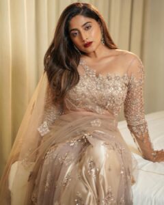 Nishvika Naidu Instagram - ✨Shining brighter than diamond ✨
Thank you so much to my team for putting together this look for my debut Filmfare red carpet ❤️
.
.
.
.
.
Styled by - @divya.samal 
Outfit - @label_divya_samal 
Jewellery - @chaya_jewellery 
Make up - @makeupbyabhilasha 
Hair - @harshasingh512 
Photographed - @theanandajith