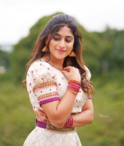Nishvika Naidu Instagram - Never ending desi vibe 😂
.
.
.
.
.
Wearing this lovely outfit by @sindhureddyofficial 
Captured by @arunkummar_portraits