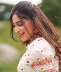 Nishvika Naidu Instagram - Never ending desi vibe 😂
.
.
.
.
.
Wearing this lovely outfit by @sindhureddyofficial 
Captured by @arunkummar_portraits
