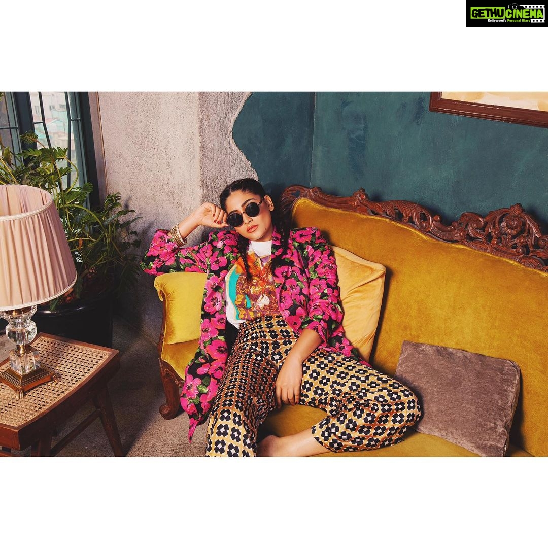 Nishvika Naidu Instagram - Getting the #ranveersingh vibe Photographer: Abilash Ramadass @itsabilash7 Stylist: Pious John @adampallil Makeup & Hair: Monalisa Wu @monalisawu Photography assistant: Upendra Hunnur @upe3531 Post production: Upendra Hunnur @upe3531 Location courtesy: Sarjapur socials @socialoffline #abilashramadassphotography x #nishvika x #adampallil x #monalisawu