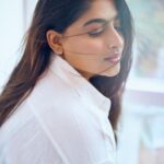 Nishvika Naidu Instagram - 🤍🤍 H&M by : @umerruksar Styling & 📸 by @sandeep.mv @_sunburstt_ Location @_sunburstt_ #sandeepmv #sunburstt #nishvika #portraitsbysmv #nishvika
