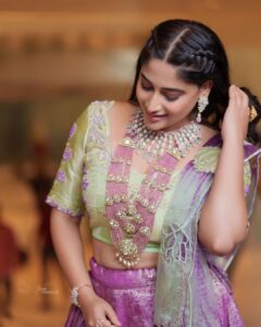 Nishvika Naidu Instagram - For @thejewelleryshow 
Outfit -  @knari.in @vee.dabee 
Jewellery - @gajraj_jewellers & @sri_ganesh_sadashivnagar 
Captured by @arunkummar_portraits
