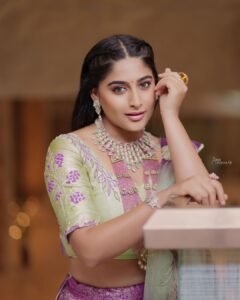 Nishvika Naidu Instagram - For @thejewelleryshow 
Outfit -  @knari.in @vee.dabee 
Jewellery - @gajraj_jewellers & @sri_ganesh_sadashivnagar 
Captured by @arunkummar_portraits
