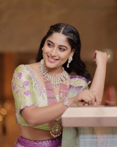 Nishvika Naidu Instagram - For @thejewelleryshow 
Outfit -  @knari.in @vee.dabee 
Jewellery - @gajraj_jewellers & @sri_ganesh_sadashivnagar 
Captured by @arunkummar_portraits
