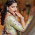 Nishvika Naidu Instagram - For @thejewelleryshow Outfit - @knari.in @vee.dabee Jewellery - @gajraj_jewellers & @sri_ganesh_sadashivnagar Captured by @arunkummar_portraits