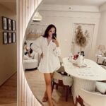 Nitibha Kaul Instagram - The night this house became a home 😭✨ Had my friends over for an impromptu housewarming pizza night & it couldn’t have been more perfect 🤍 We ate, drank, danced, laughed & then some. Had imagined doing a proper housewarming party but honestly, sometimes all you need is a chill night in with no fuss & YOUR people- & this was exactly that 😍 #NKaulsHome #HouseWarming #FriendsLikeFamily #AllWhite #PizzaNight #FriendshipGoals Delhi, India
