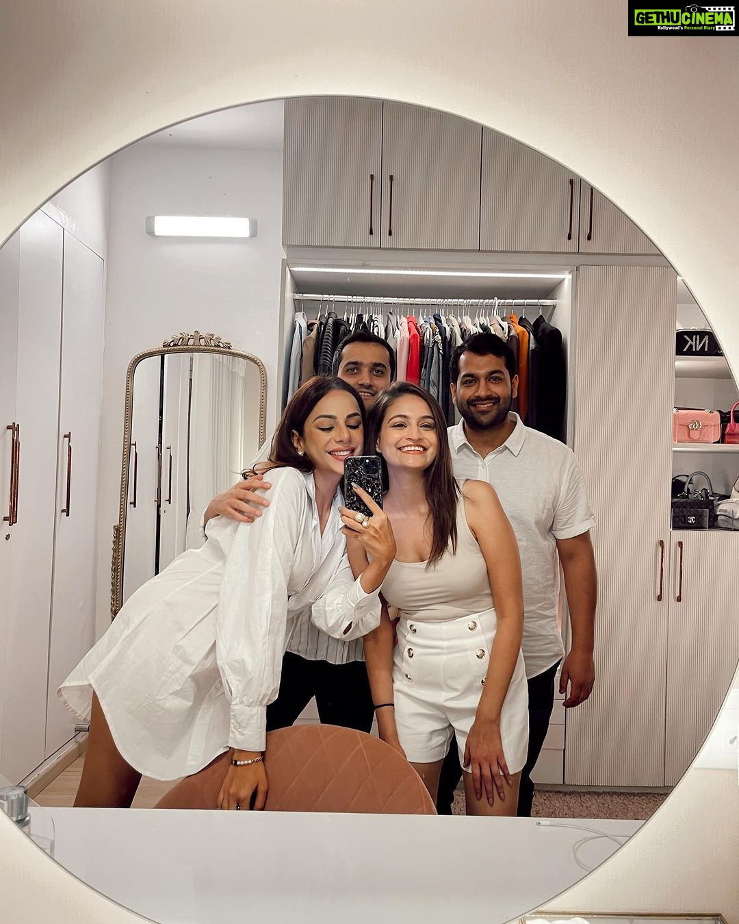 Nitibha Kaul Instagram - The night this house became a home 😭✨ Had my friends over for an impromptu housewarming pizza night & it couldn’t have been more perfect 🤍 We ate, drank, danced, laughed & then some. Had imagined doing a proper housewarming party but honestly, sometimes all you need is a chill night in with no fuss & YOUR people- & this was exactly that 😍 #NKaulsHome #HouseWarming #FriendsLikeFamily #AllWhite #PizzaNight #FriendshipGoals Delhi, India