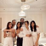 Nitibha Kaul Instagram - The night this house became a home 😭✨ Had my friends over for an impromptu housewarming pizza night & it couldn’t have been more perfect 🤍 We ate, drank, danced, laughed & then some. Had imagined doing a proper housewarming party but honestly, sometimes all you need is a chill night in with no fuss & YOUR people- & this was exactly that 😍 #NKaulsHome #HouseWarming #FriendsLikeFamily #AllWhite #PizzaNight #FriendshipGoals Delhi, India