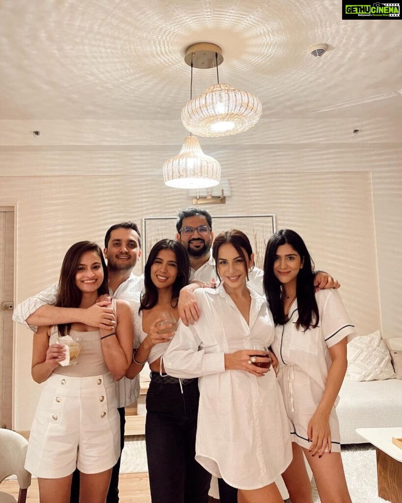 Nitibha Kaul Instagram - The night this house became a home 😭✨ Had my friends over for an impromptu housewarming pizza night & it couldn’t have been more perfect 🤍 We ate, drank, danced, laughed & then some. Had imagined doing a proper housewarming party but honestly, sometimes all you need is a chill night in with no fuss & YOUR people- & this was exactly that 😍 #NKaulsHome #HouseWarming #FriendsLikeFamily #AllWhite #PizzaNight #FriendshipGoals Delhi, India