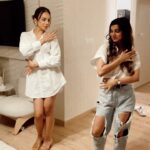 Nitibha Kaul Instagram - The night this house became a home 😭✨ Had my friends over for an impromptu housewarming pizza night & it couldn’t have been more perfect 🤍 We ate, drank, danced, laughed & then some. Had imagined doing a proper housewarming party but honestly, sometimes all you need is a chill night in with no fuss & YOUR people- & this was exactly that 😍 #NKaulsHome #HouseWarming #FriendsLikeFamily #AllWhite #PizzaNight #FriendshipGoals Delhi, India