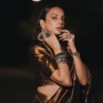 Nitibha Kaul Instagram – A bronze dream in & for the stunning @raw_mango for the opening night of @fdciofficial x @lakmefashionwk with @lakmeindia 🤍
Witnessed a beautiful collection of intricate indian silhouettes. The venue, Indira Gandhi National Stadium made the whole experience even more spectacular ✨ 

Jewellery @sangeetaboochra 
MUA @makeupbyrevalohia 
Hair @hairbybharat007 
Styling @xhrexhth 

#LFW #LakmeFashionWeek #LakmeIndia #RawMango #Rawsilk #AllGold #BronzeGoldSaree Delhi, India